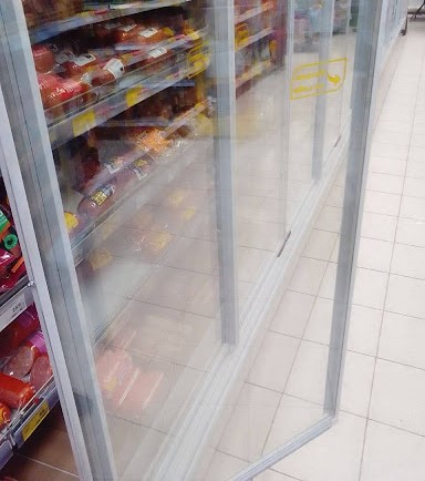 холодильные витрины в магазине