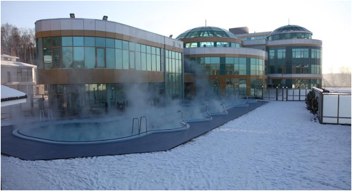 Вид на отель с открытым бассейном