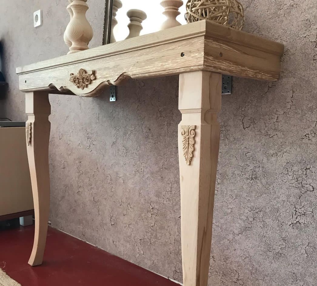 деревянный столик от мастерской героини