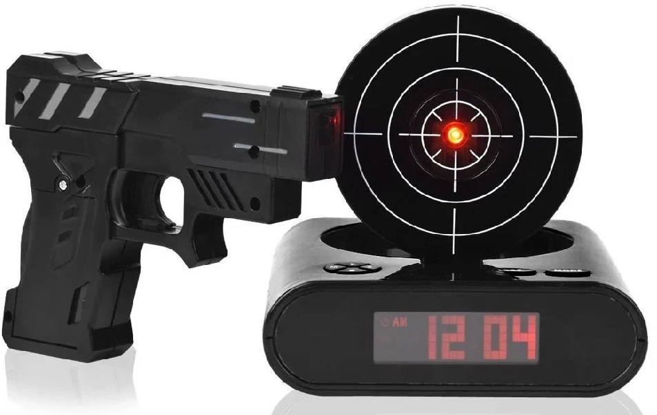 Часы-будильник с пистолетом и мишенью