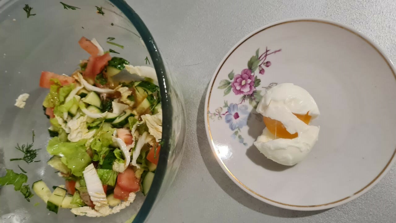 овощной салат и куриное яйцо