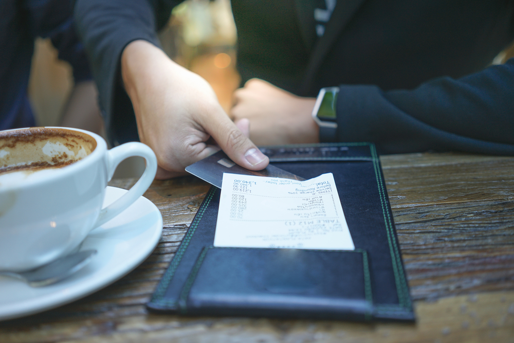 Случалось ли вам в кафе оплачивать счета за друзей?