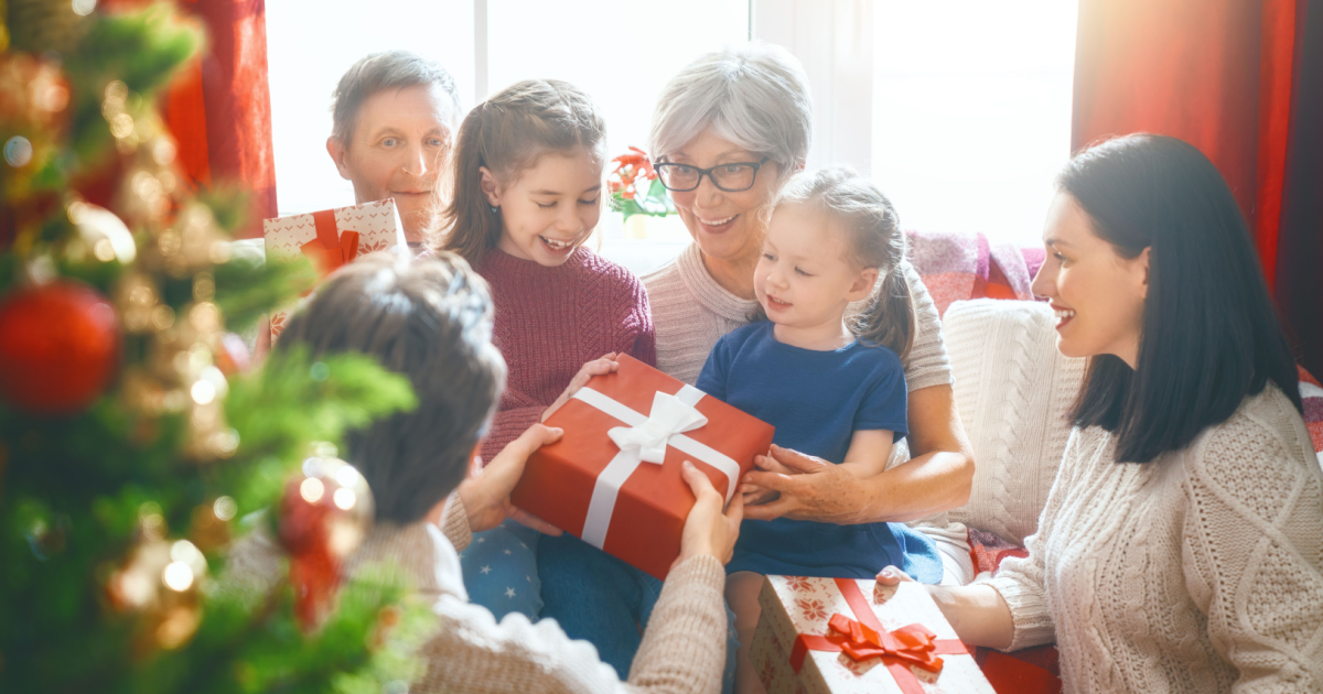 Что подарить родственникам и друзьям на Новый год: идеи оригинальных бюджетных подарков