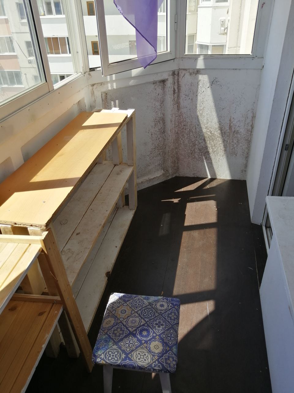 Квартиранты утеплили балкон фанерой которая намокла и начала подгнивать