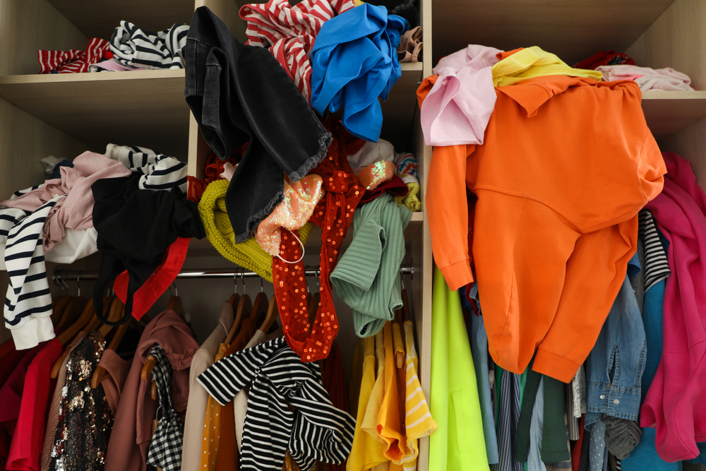 Шкаф ломится от одежды, а некоторые наряды вы ни разу не надели — это про вас?