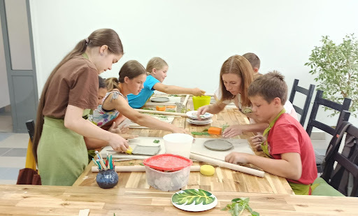 Дети за работой в студии керамики